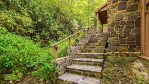 A stone staircase leading to a wooden building surrounded by lush greenery. - Highland Cabin, pets ok/GW Nat'l Forest/near JMU (Hinton)
