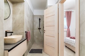 Dusche, Haartrockner, Handtücher, Seife