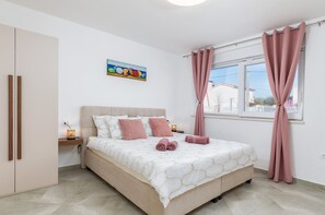 6 bedrooms, iron/ironing board, free WiFi, bed sheets - Villa Berg II - Pool, Game Room, Trampoline (Valbandon)