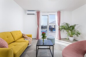 TV, table football - Villa Berg II - Pool, Game Room, Trampoline (Valbandon)