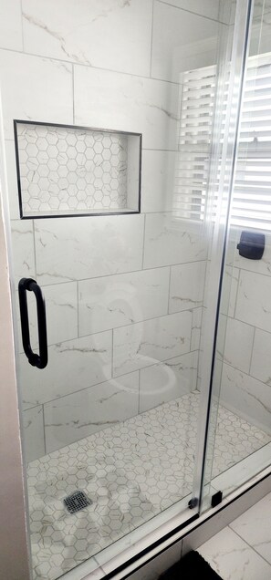 Shower, hair dryer, towels, soap - Modern Midtown/ Buckhead Haven (Atlanta)