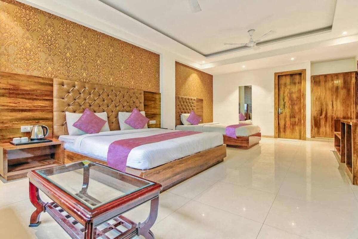 Kamar Keluarga | Seprai premium, busa memori, brankas, dan meja kerja