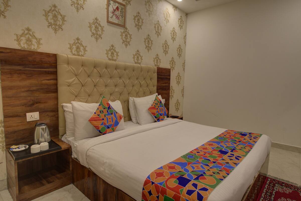 Kamar Double Deluks | Seprai premium, busa memori, brankas, dan meja kerja
