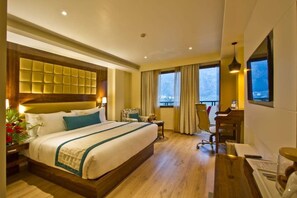 高級寢具、記憶床墊、客房內保險箱、書桌