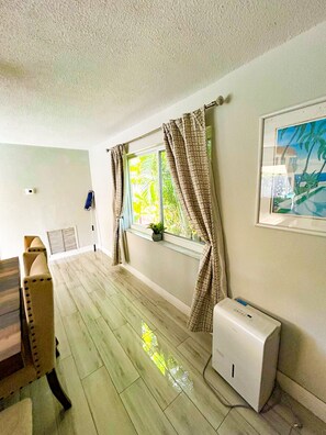 Interior - 5 Minutes to Beach! House in Pompano Beach. Pet-Friendly! (Pompano Beach)