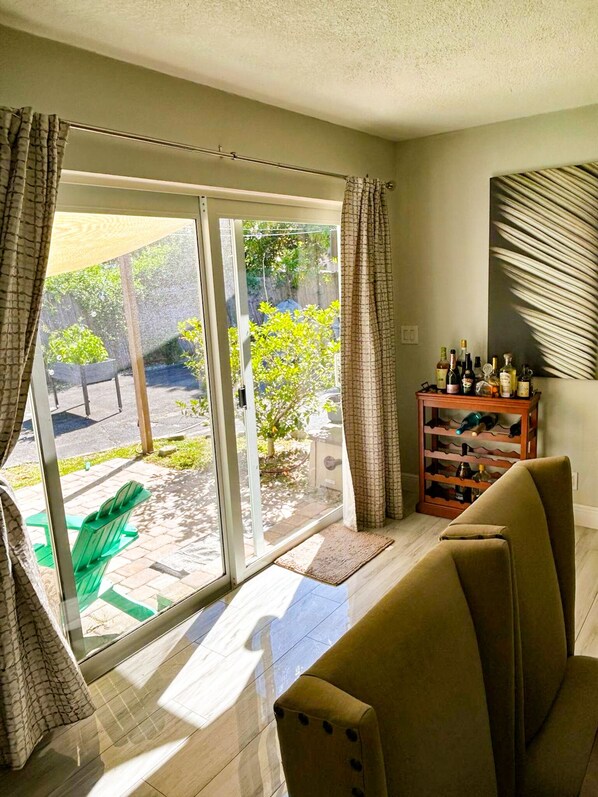 Smart TV, fireplace - 5 Minutes to Beach! House in Pompano Beach. Pet-Friendly! (Pompano Beach)