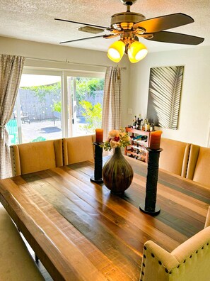 Dining - 5 Minutes to Beach! House in Pompano Beach. Pet-Friendly! (Pompano Beach)