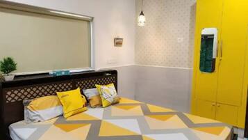 1 dormitorio, tabla de planchar con plancha, ropa de cama