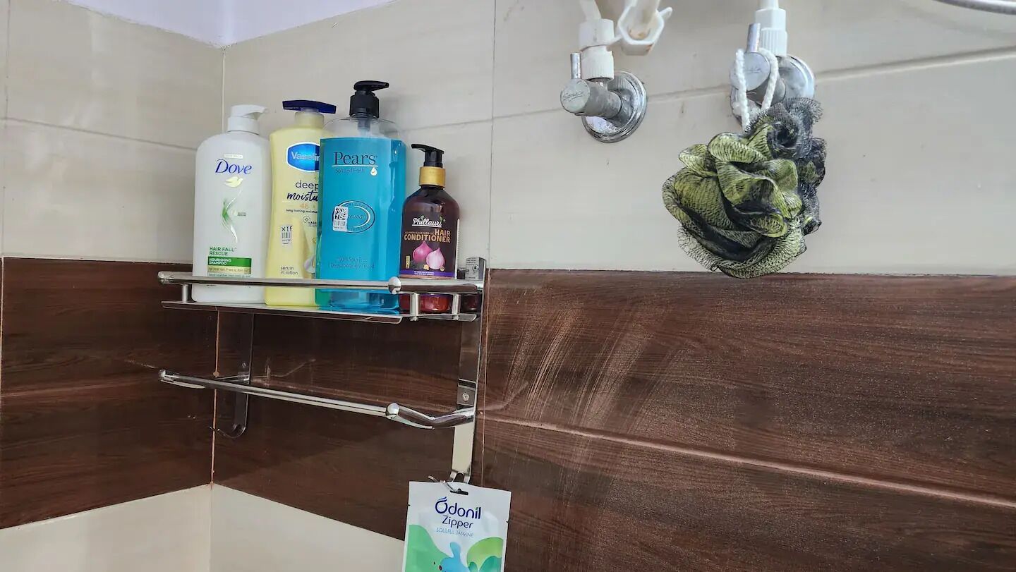 Secador de pelo, toallas, jabón y papel higiénico