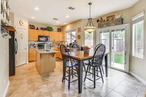 Kylskåp, mikrovågsugn, spishäll och diskmaskin