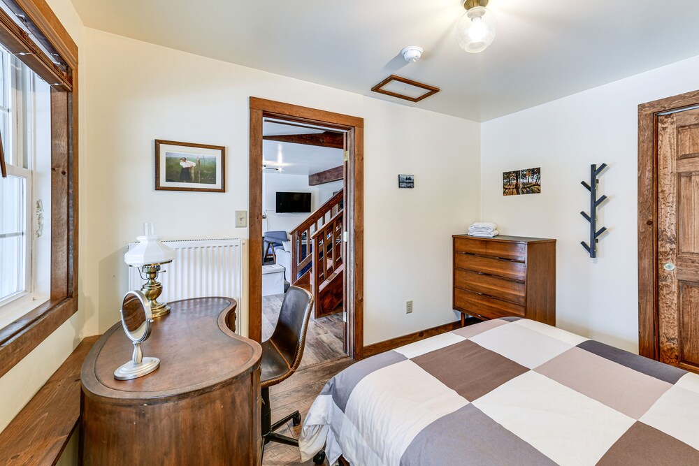 Cozy Roscoe Cabin w/ Fire Pit & Balcony! Town of Colchester Vrbo