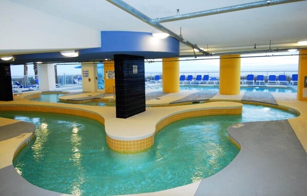 Inomhuspool och utomhuspool