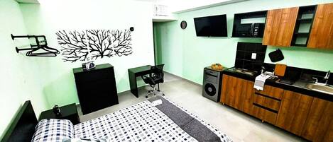 Familjelägenhet - icke-rökare - kök | 1 sovrum, värdeförvaringsskåp på rummet och skrivbord