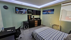 1 habitación, caja de seguridad en la habitación y escritorio 