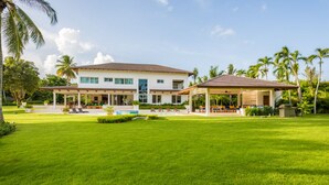A modern two-story house with a covered patio and a swimming pool. - Linksview Retreat, Casa de Campo (La Romana)