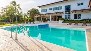 A modern two-story house with a swimming pool, outdoor seating, and lush greenery. - Linksview Retreat, Casa de Campo (La Romana)
