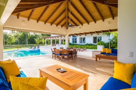 Outdoor dining. Linksview Retreat, Casa de Campo