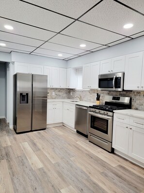 Fridge, microwave, oven, stovetop - Mystic Shore House (Little Egg Harbor Township)