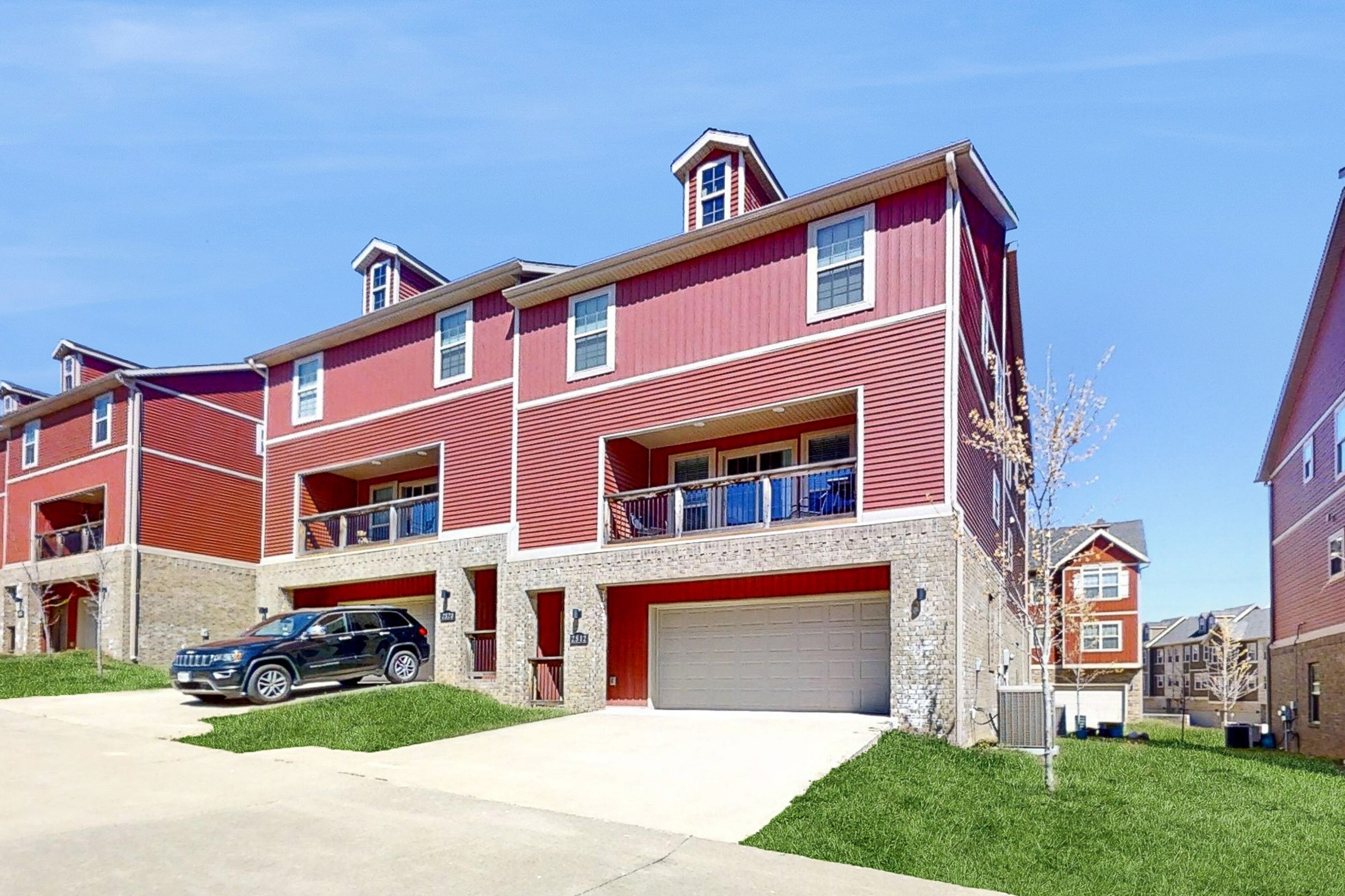 Modern townhome next to Centennial Park, minutes to University of Arkansas