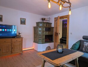Smart TV, fireplace - Stylish and cozy holiday home in Klais with terrace and garden, near MIttenwald. (Krün)
