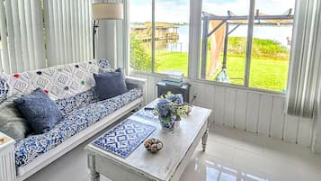 Een televisie, boeken en een kantoor