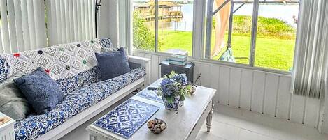 Televisie, boeken en een kantoor