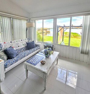 Tv, bøger, kontorer