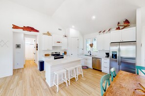 冷蔵庫、電子レンジ、オーブン、コンロ