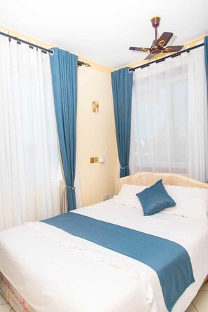 9 bedrooms, iron/ironing board, WiFi, bed sheets - 10 minutes to the beach! Villa Sultanas Luxury Villa with private swimming pool (Kwale County)