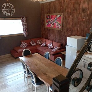 TV - Cabane Maxi Tiny, Gite et Chambres au Calme en Lisière de Forêt Avec Étang Pêche (Alligny-en-Morvan)