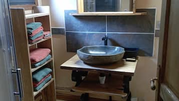 Douche, sĂšche-cheveux, serviettes fournies, savon