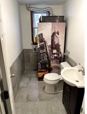 Shower, jetted tub, hair dryer, towels