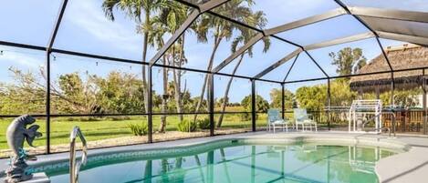 Alberca al aire libre y alberca climatizada