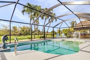 Outdoor pool, a heated pool - Villa Tiki w/ heated Pool very quiet & green Oasis (Cape Coral)