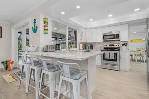 Fridge, microwave, oven, stovetop - Villa Tiki w/ heated Pool very quiet & green Oasis (Cape Coral)