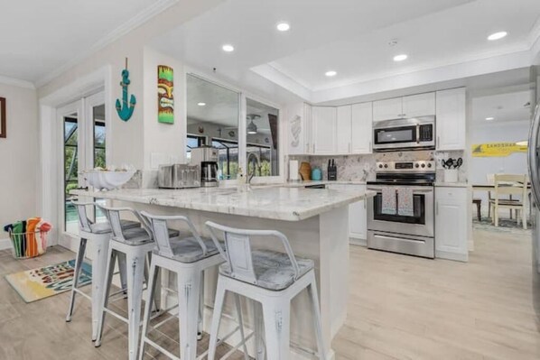 Fridge, microwave, oven, stovetop - Villa Tiki w/ heated Pool very quiet & green Oasis (Cape Coral)