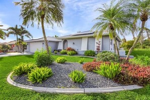 Property grounds - Villa Tiki w/ heated Pool very quiet & green Oasis (Cape Coral)