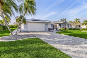 Exterior - Villa Tiki w/ heated Pool very quiet & green Oasis (Cape Coral)