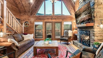 Smart TV, chimenea, reproductor de DVD y libros