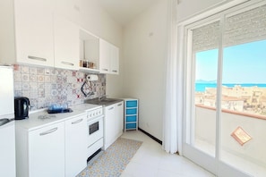 Full-size fridge, oven, stovetop, toaster - Appartamenti Abate Onda Blu Home Vista Mare Parking WiFi (Alcamo)