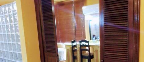 Älytelevisio, kirjoja, tulostin