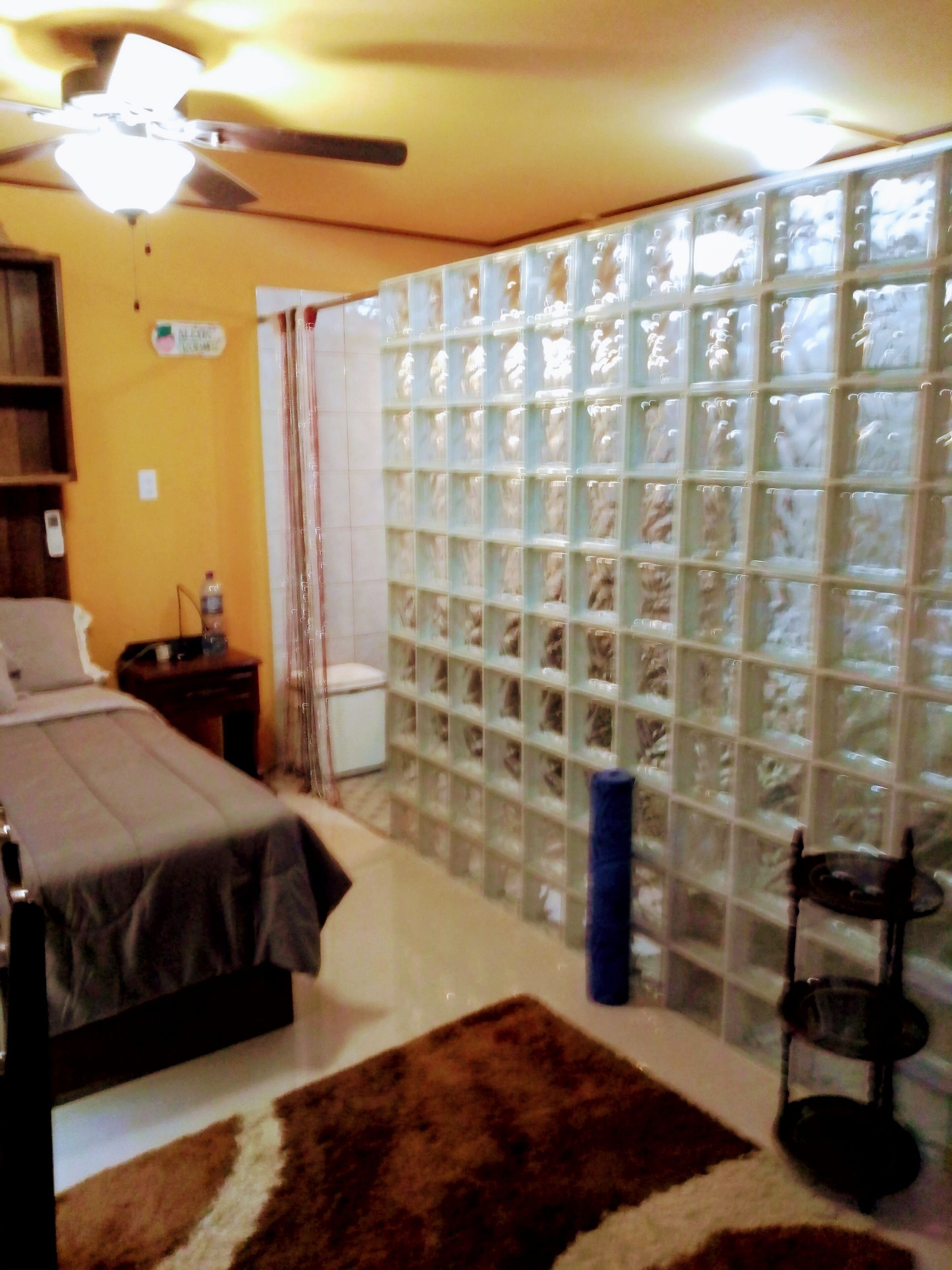 1 soverom, skrivebord, strykejern/-brett og wi-fi (inkludert)