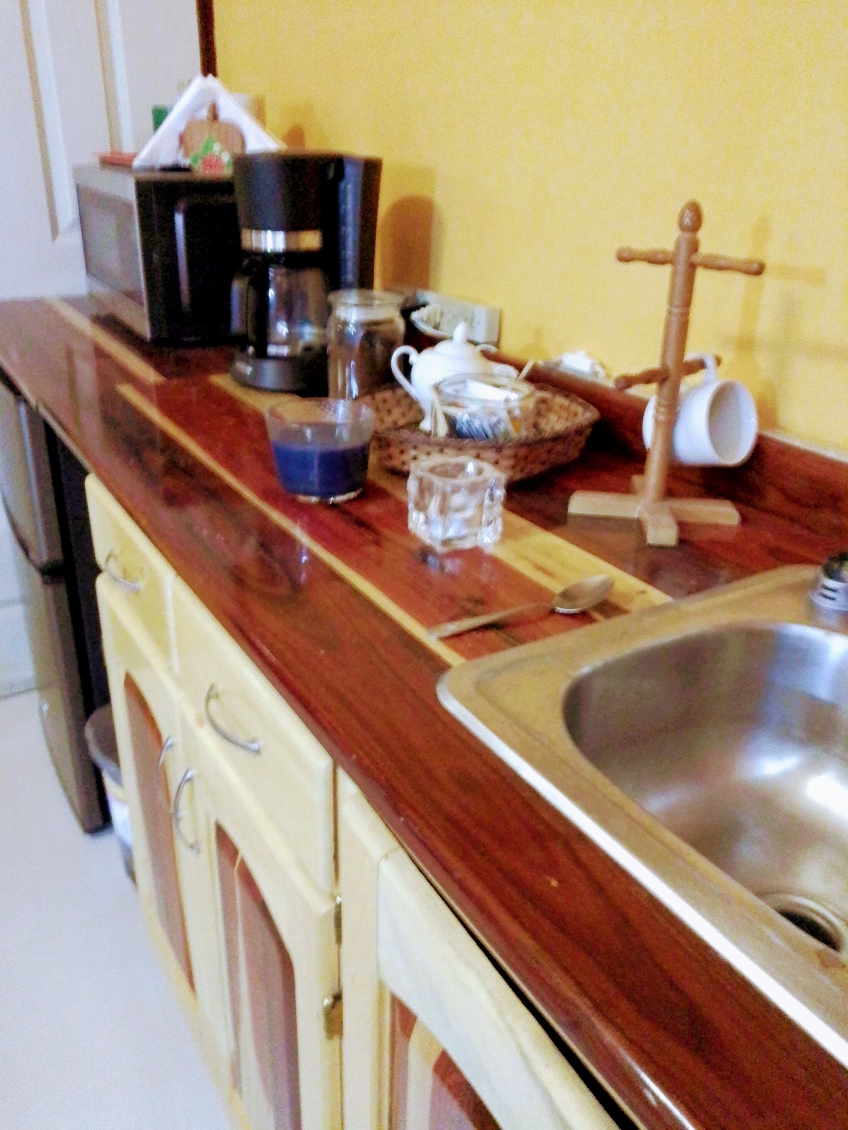 Kjøleskap, mikrobølgeovn, kaffetrakter/tekoker og brødrister