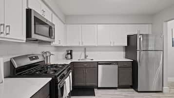 Køleskab, mikrobølgeovn, ovn, kogeplade