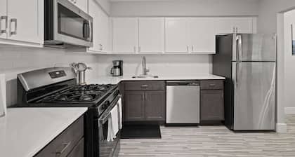 Spacious & Stylish Stay in Rochester, Prime Spot