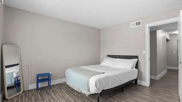 2 bedrooms, desk, iron/ironing board, WiFi