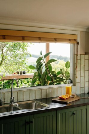 Fridge, microwave, oven, stovetop - The Honey Barn, Wabi-Sabi Cottage Byron Hinterland (Clunes)