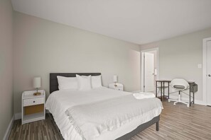 2 室のベッドルーム、デスク、アイロン / アイロン台、WiFi