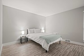 2 habitaciones, escritorio, tabla de planchar con plancha y wifi