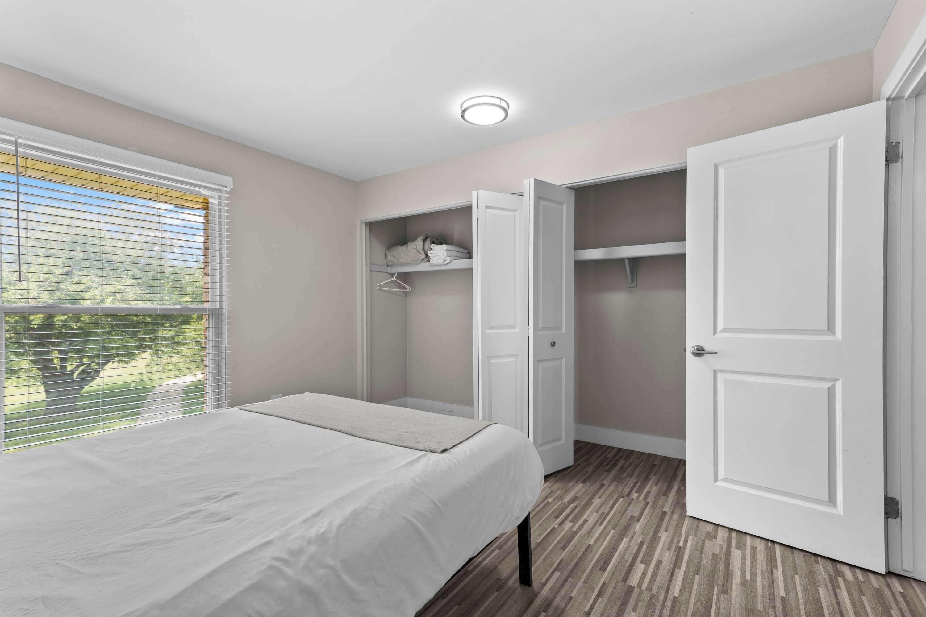 2 bedrooms, desk, iron/ironing board, WiFi